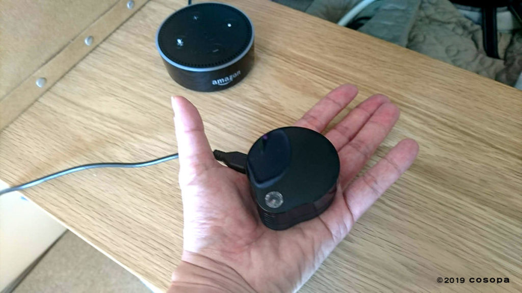 RS-WFIREX3は手のひらサイズ。Amazon Echo Dotと比べてもさらに一回り小さいです。